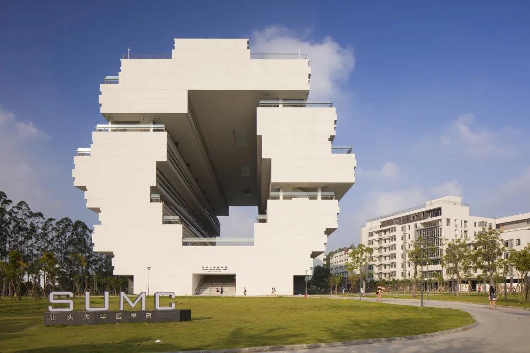 竖向堆叠的医疗之环：汕头大学新医学院