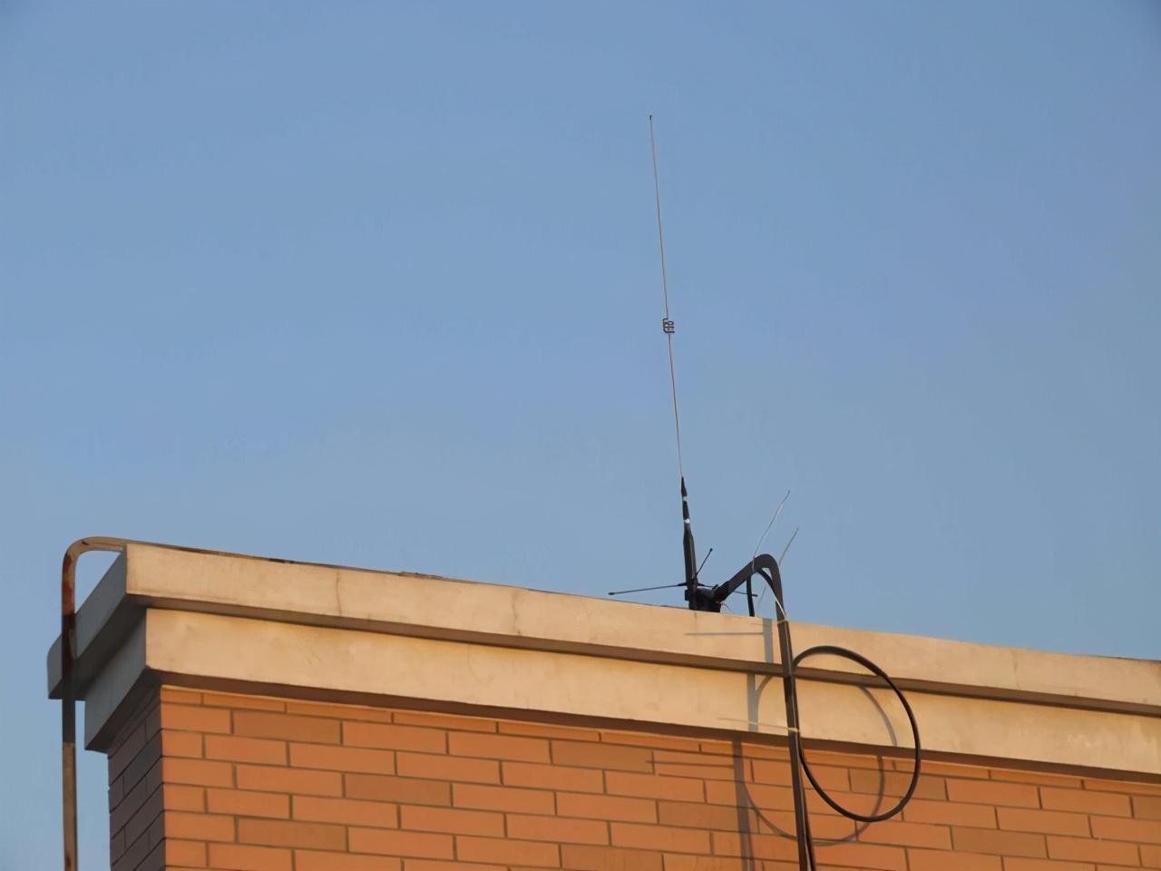 女子骑车被雷击身亡，路上还有其它车辆，为何只击中她？科学解释