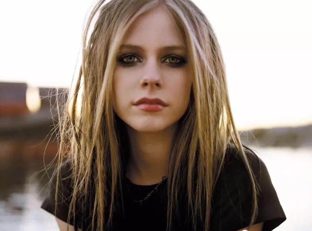 18岁红透全球却因患病失联，被揣测去世后涅槃重生，她叫艾薇儿