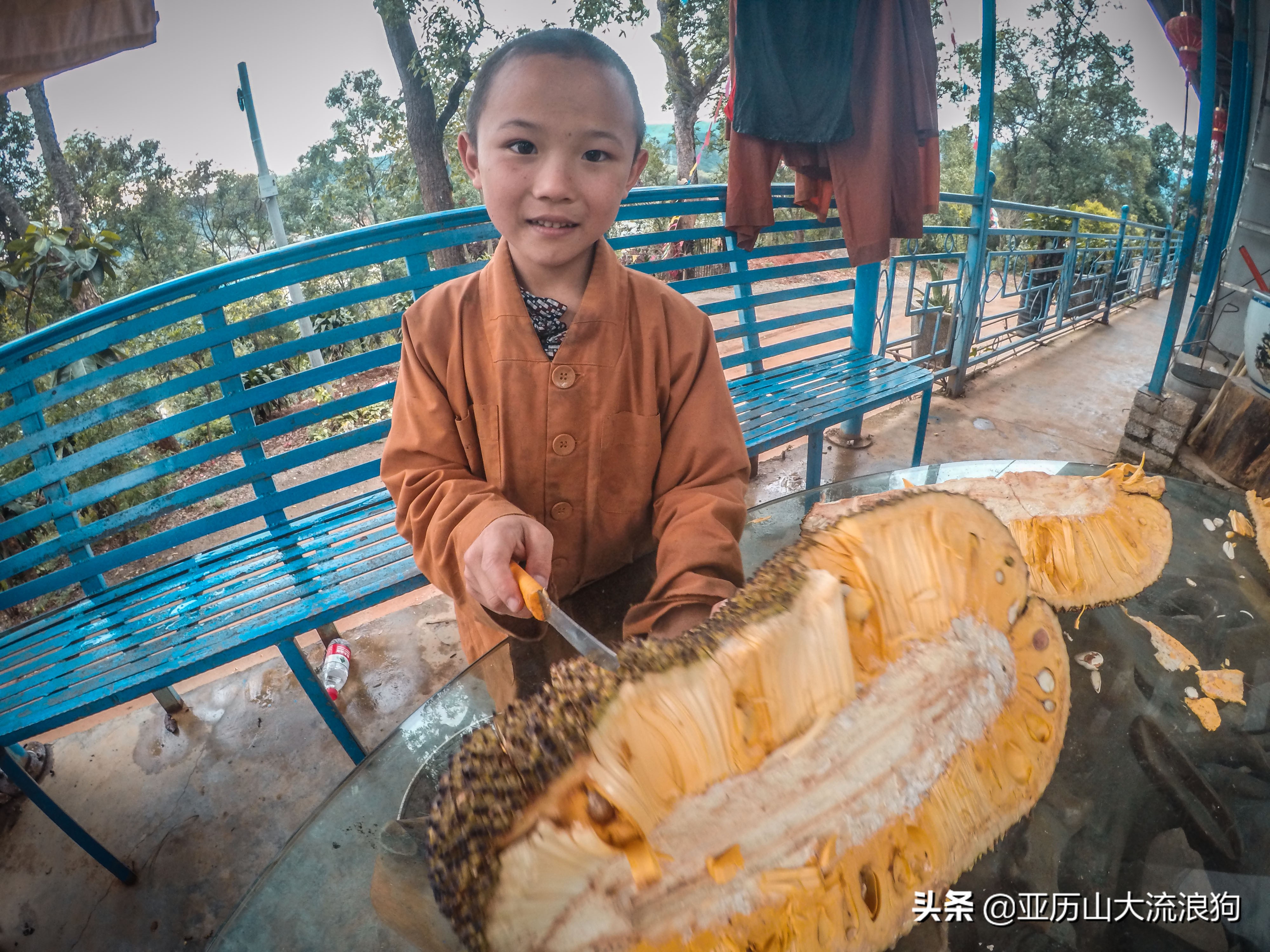 中缅边境的佛寺,旅途中遇到藏区僧人