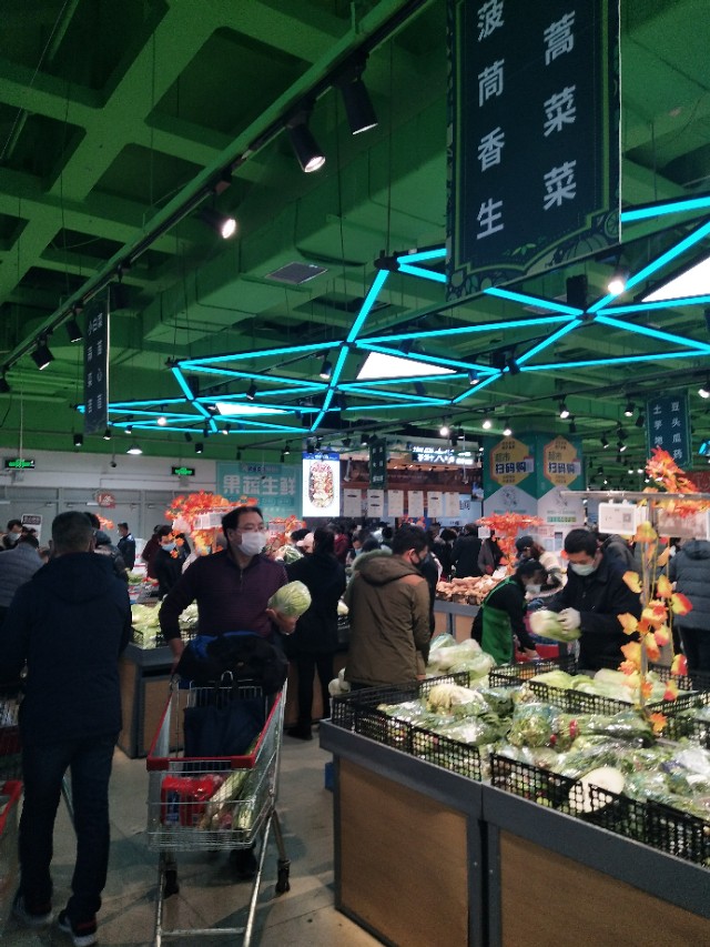 2月23号长春欧亚卖场的掠影，完全的智能检测系统，测体温不停步