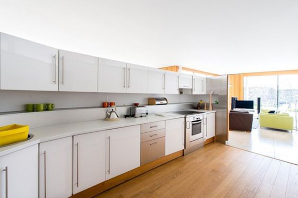 厨房吊柜做个矮10公分处理，等于多个橱柜台面，怪不得效果强2倍