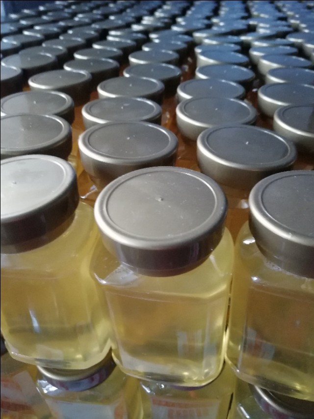 真蜂蜜是什么颜色怎么辨别真蜂蜜 (蜂蜜真假辨别方法)