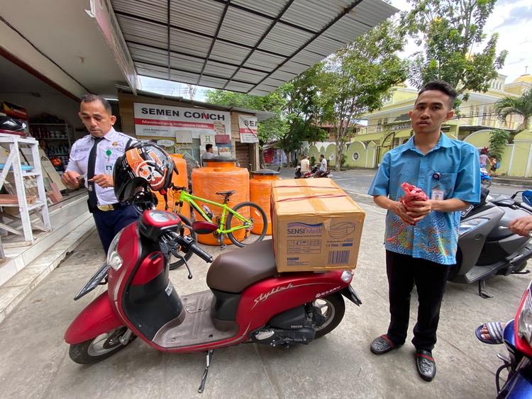 全球战疫连线英国人,全球防疫物资运送回国