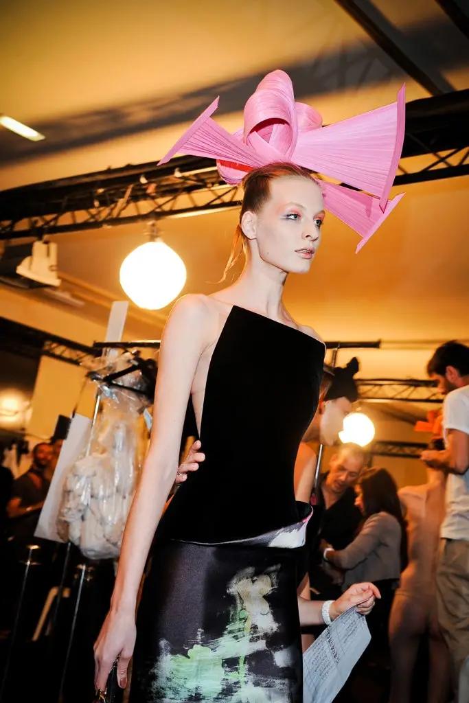 女明星红毯造型少不了它？网友：论优雅，还得是Armani的设计