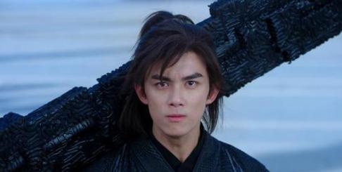 吴磊成功史：5岁拍了50部广告，6岁成名，21岁上春晚，父母不一般