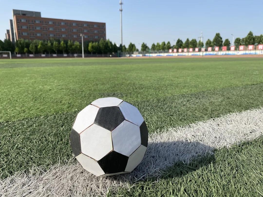 学校里办的足球赛,学校举行足球文化活动的绘画