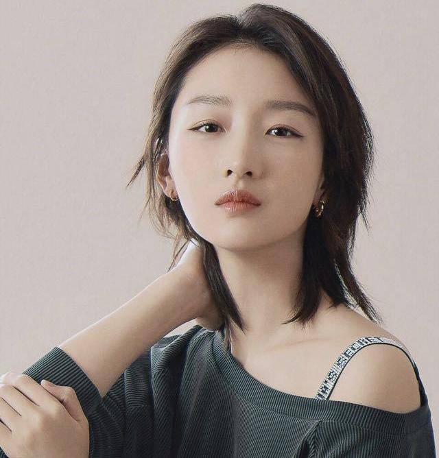 周冬雨赵丽颖时尚芭莎,周冬雨赵丽颖颁奖典礼