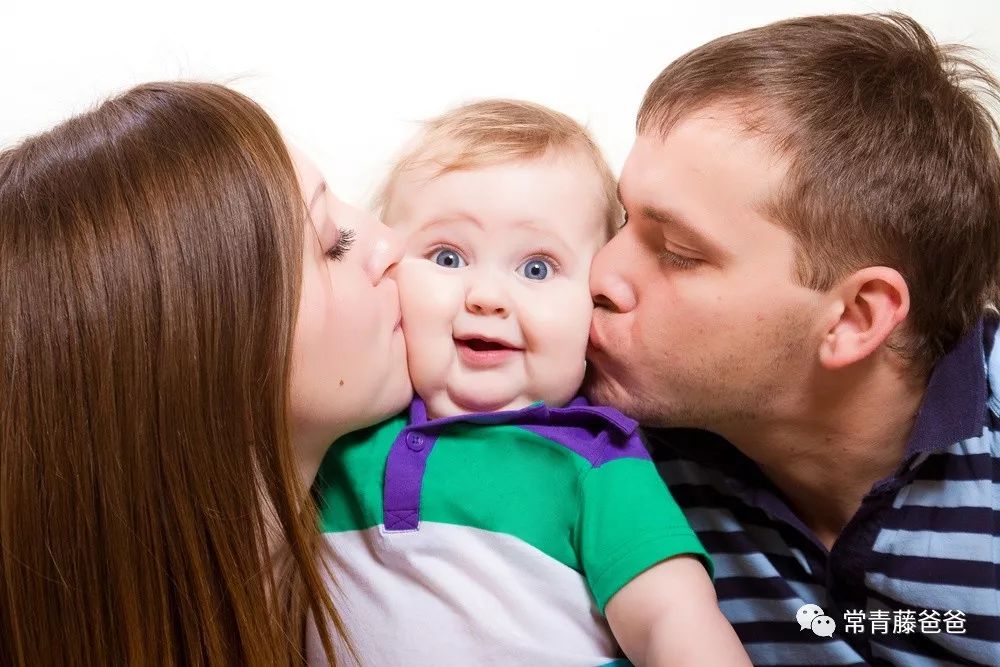 父母如何与内向的孩子进行沟通,性格内向的男孩子家长怎么引导