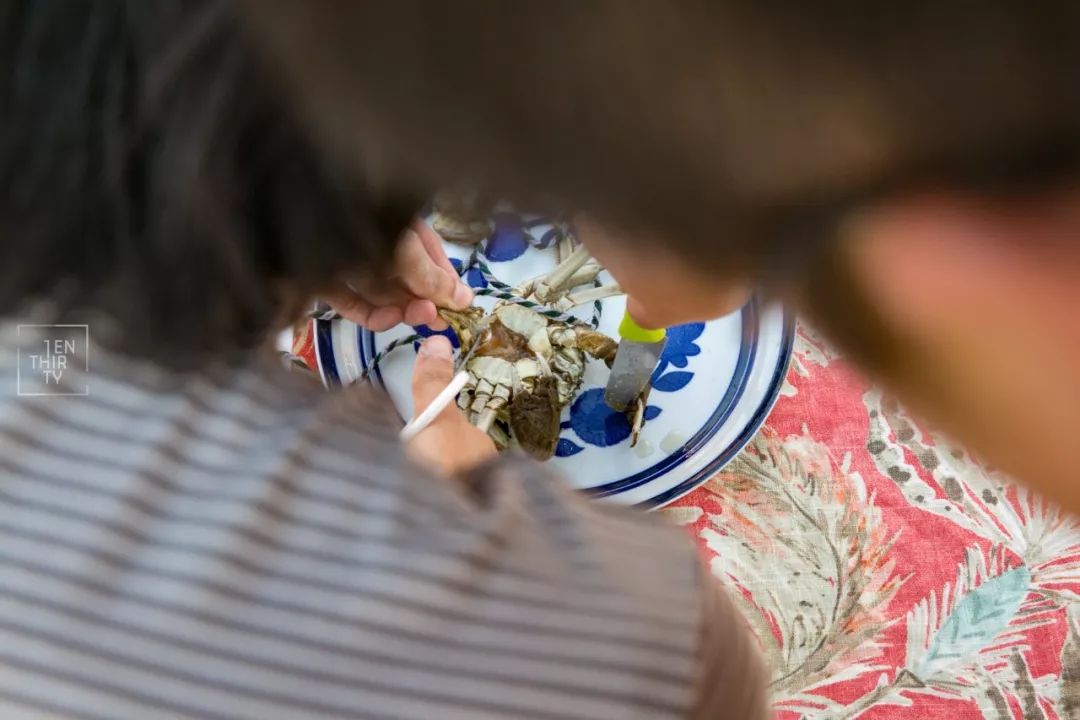 趁着午休两小时，他们在天台上组了个jió盆烤肉趴