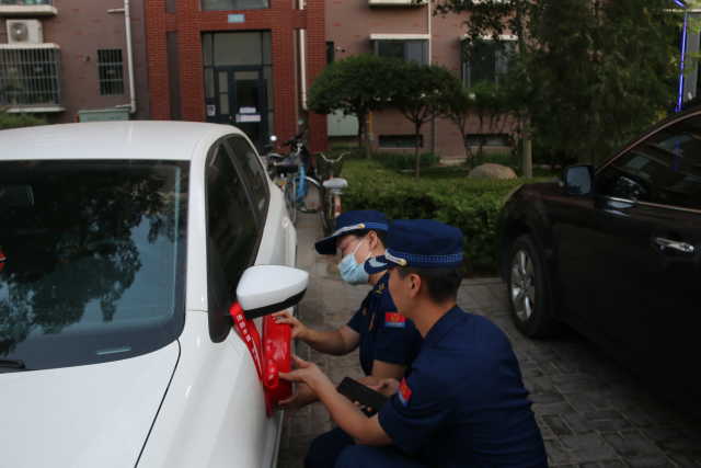 银川一宝马占用消防车道，收到一个“红色大脸盆”……