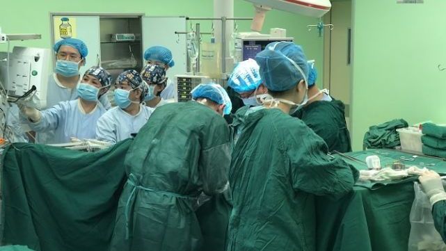 做了心脏治疗手术眼睛总是浮肿,做眼部手术为何会导致心脏停止