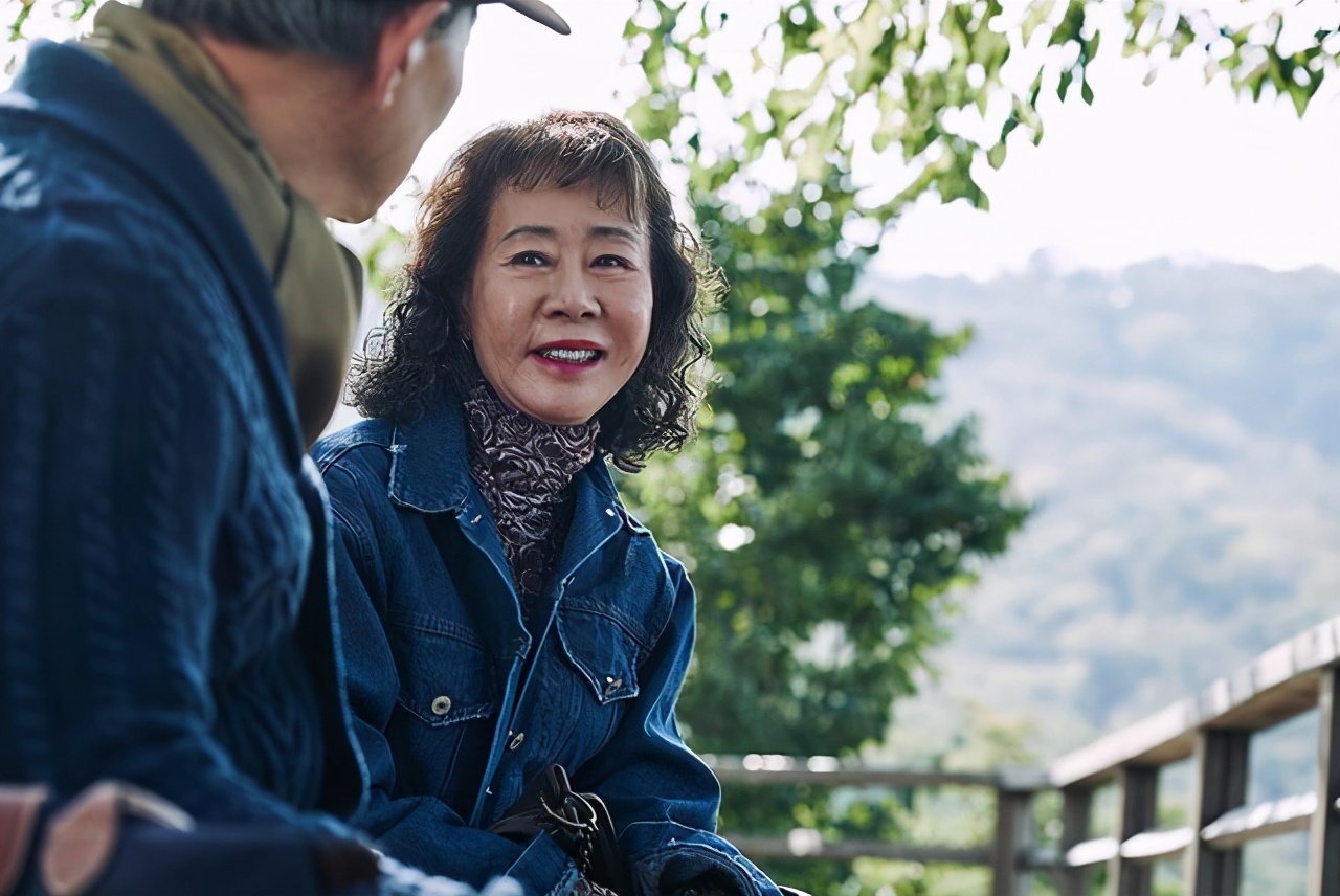 《酒神小姐》:65岁站街女人,揭开了无数老人生活“隐痛”