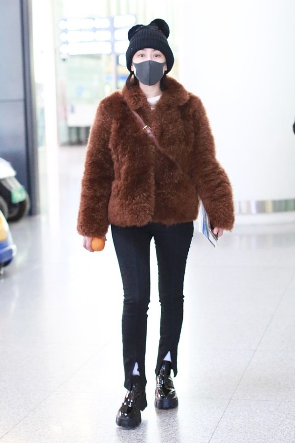 马苏穿衣搭配造型示范,马苏一身黑色的造型时尚大气