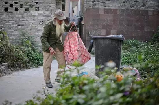 百岁做裸模！同居90后女友！他还曾援过朝，拾过荒，中过毒