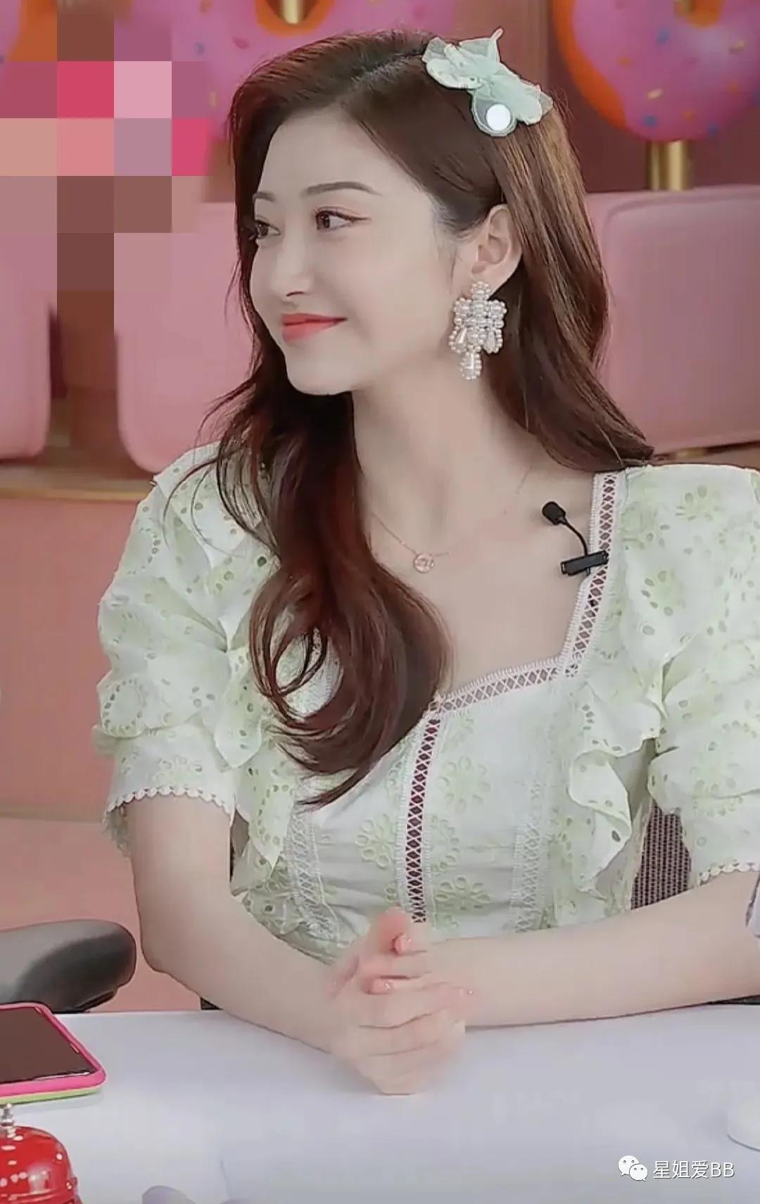 网上关于她整容的传闻屡见不鲜,自曝八年整容史