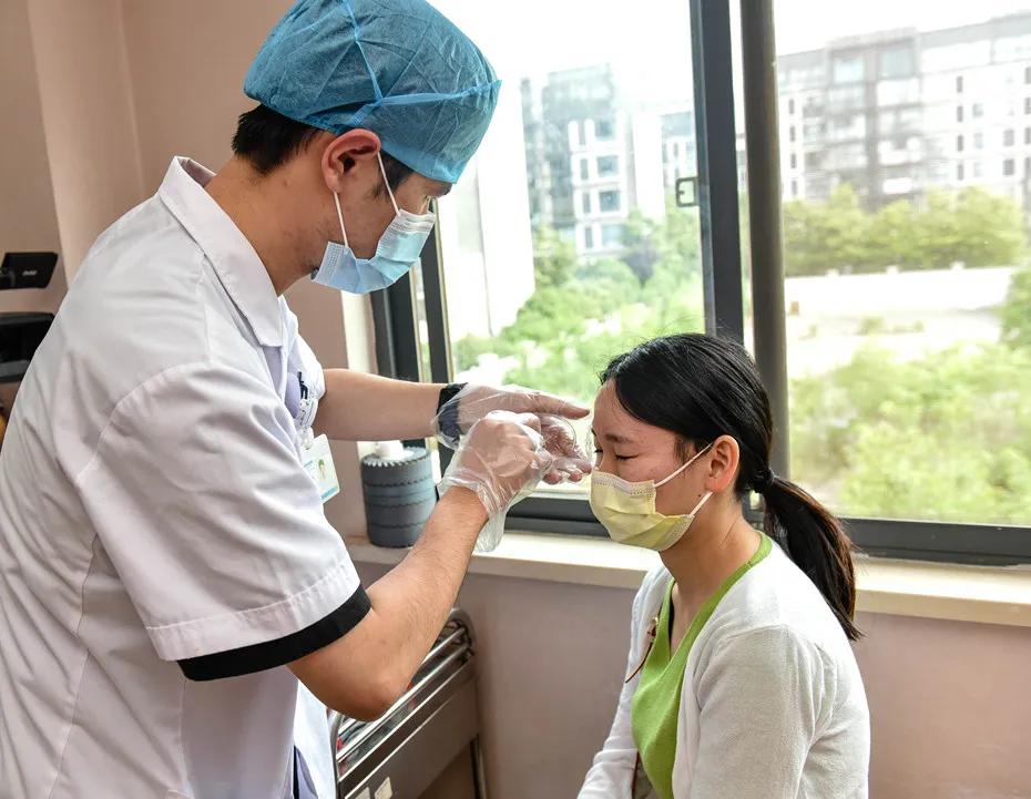 抗疫医生做全飞秒手术,钟楼防疫人员