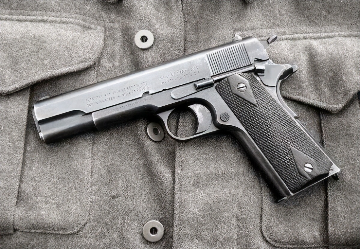 美军战场携带手枪,美军普通士兵装备手枪吗