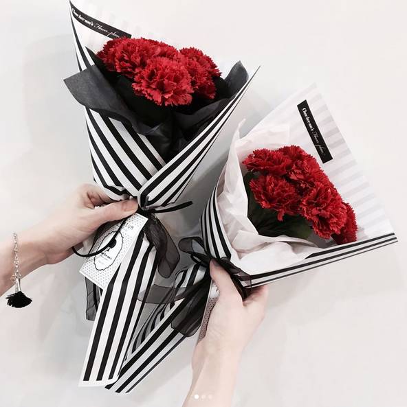 母亲节为什么要送女朋友礼物,母亲节送什么颜色的康乃馨