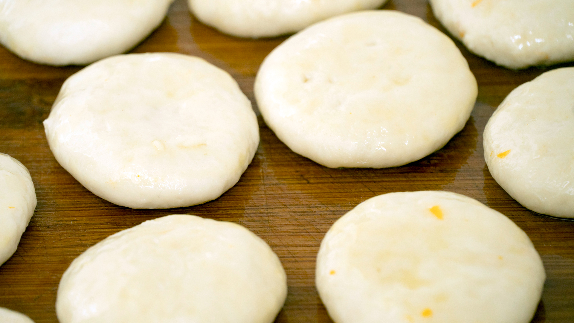 软糯香甜的南瓜饼超简单,好吃的南瓜饼老人孩子都抢着吃