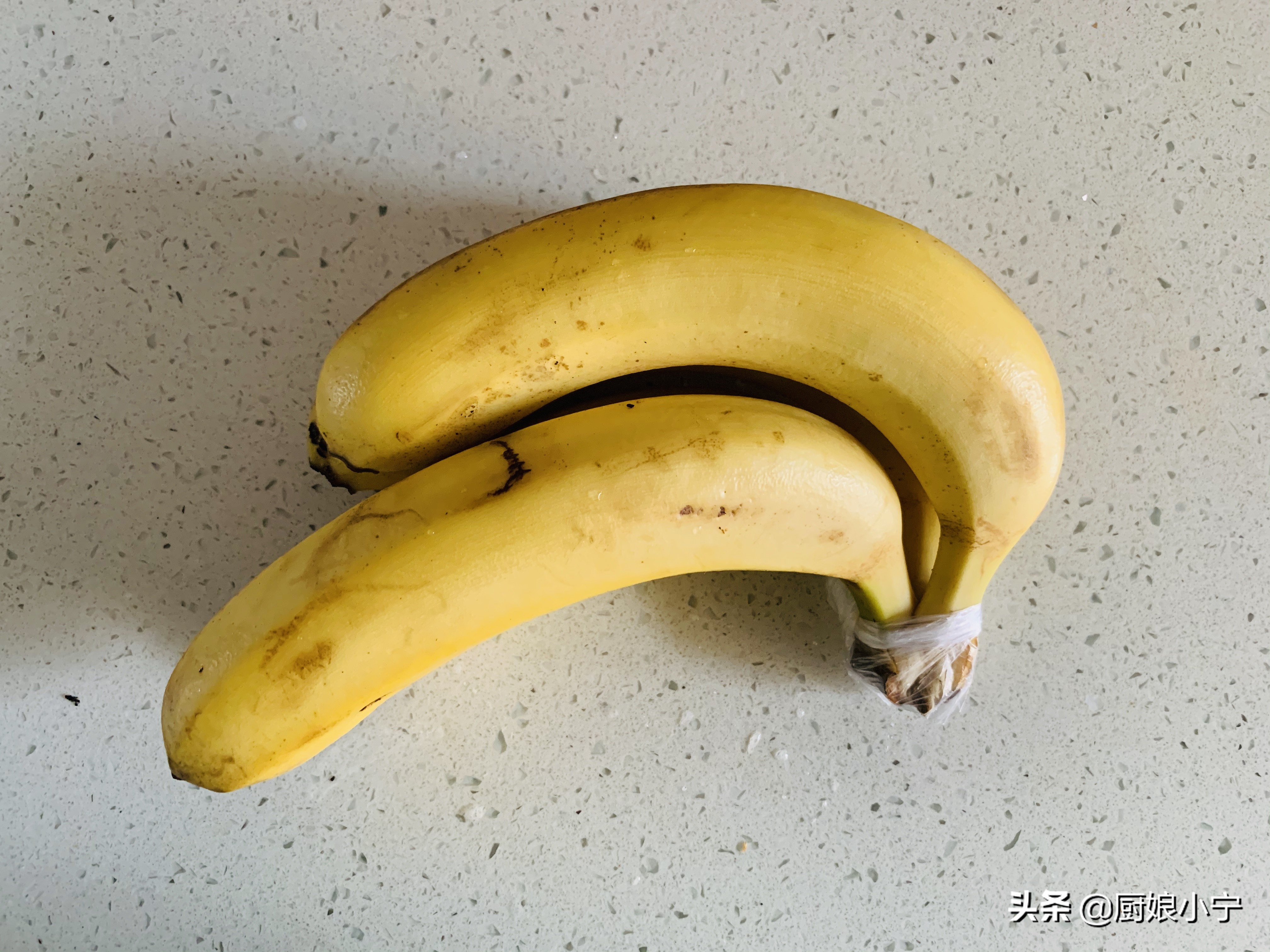 吃香蕉的方法真独特,正确的吃香蕉方法你学会了吗