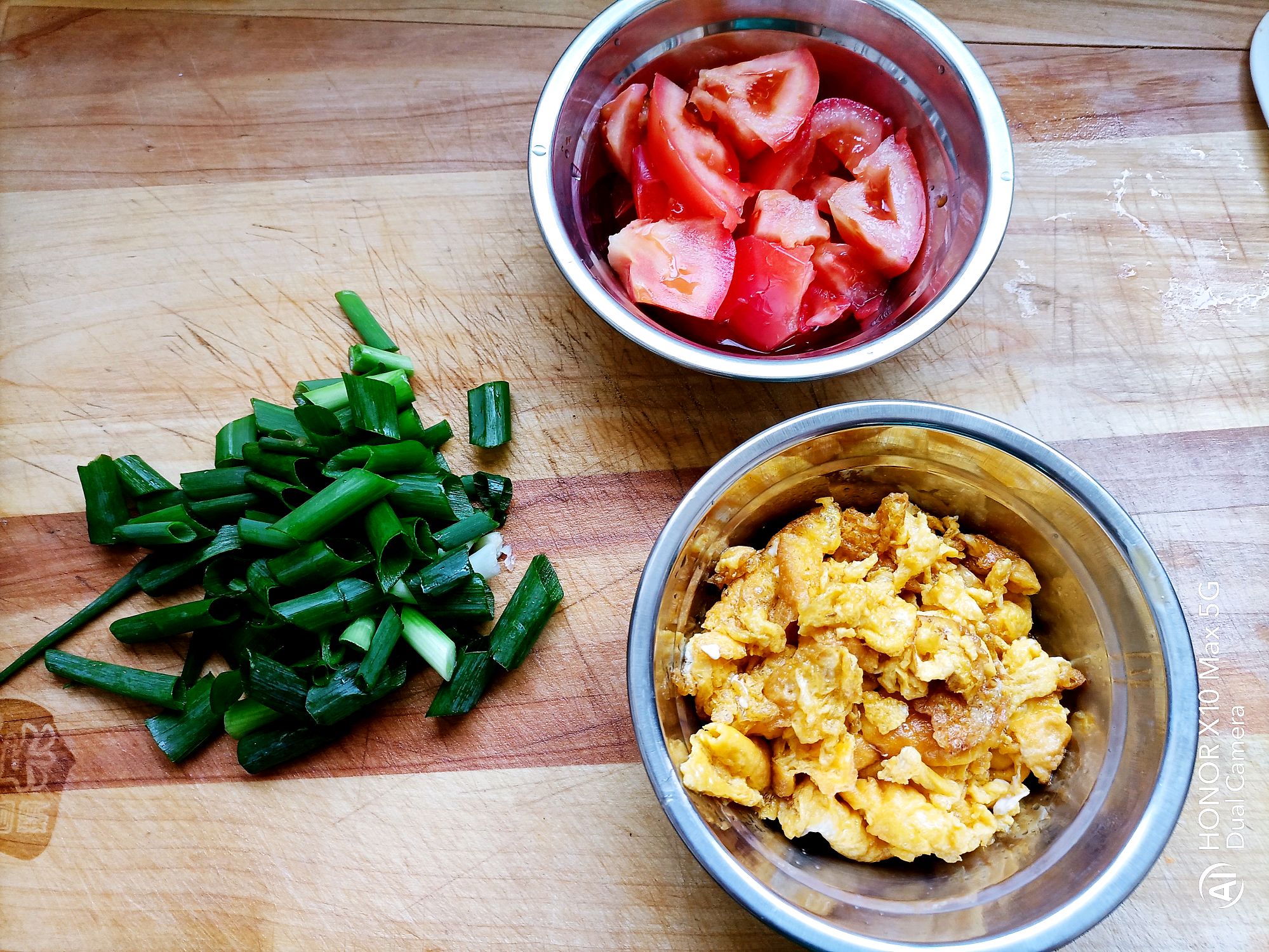 油泼荞麦刀削面香味浓郁面条筋道,刀削面最终的做法