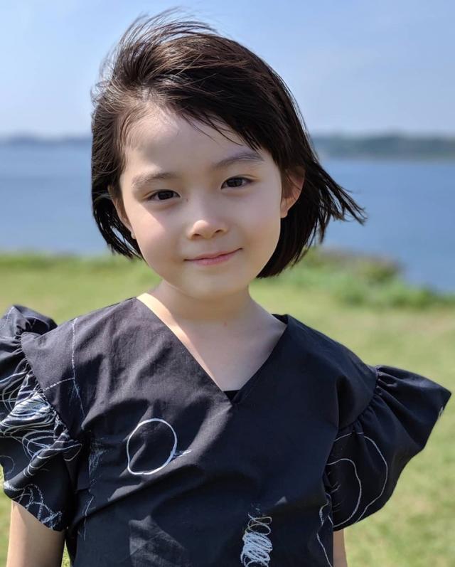 同陈冠希一个时代比较火的女艺人,这颜值跟陈冠希一模一样