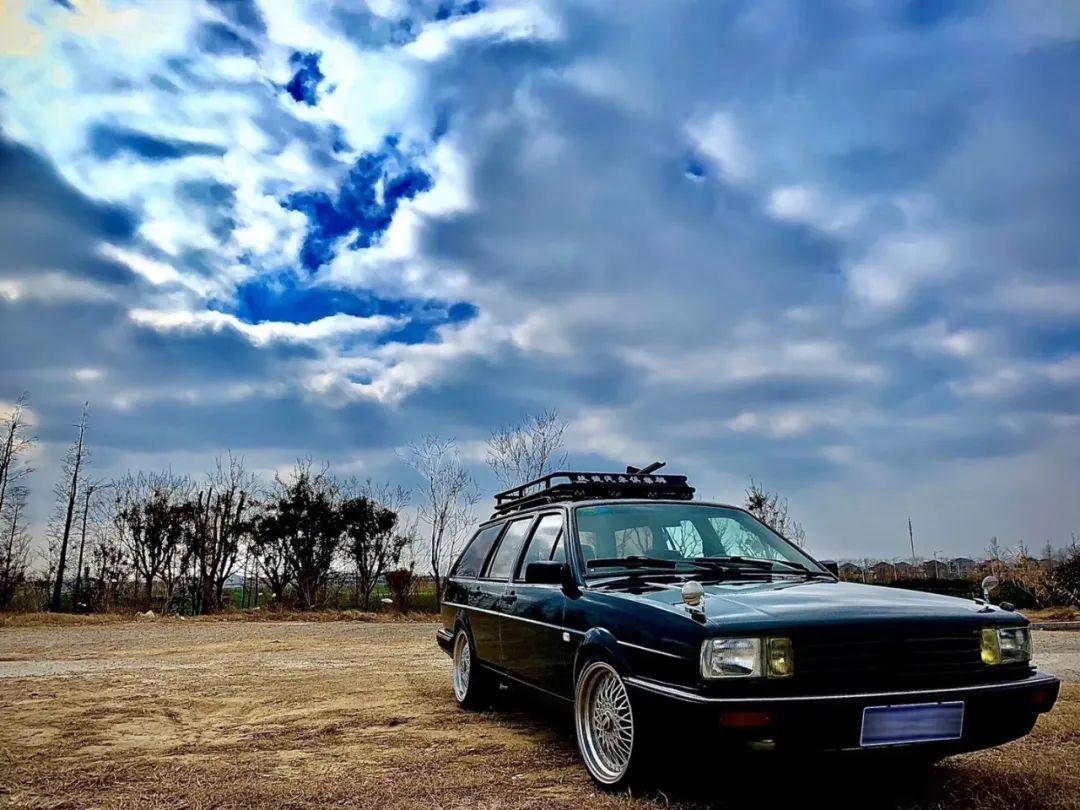 同时拥有好几辆摩托车,同时有多辆越野车