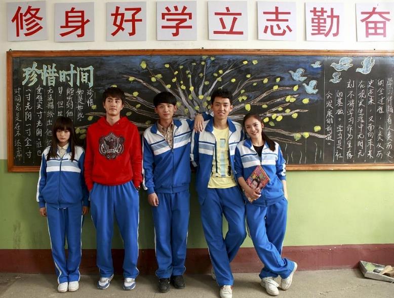 校服低价出售,700元一套校服