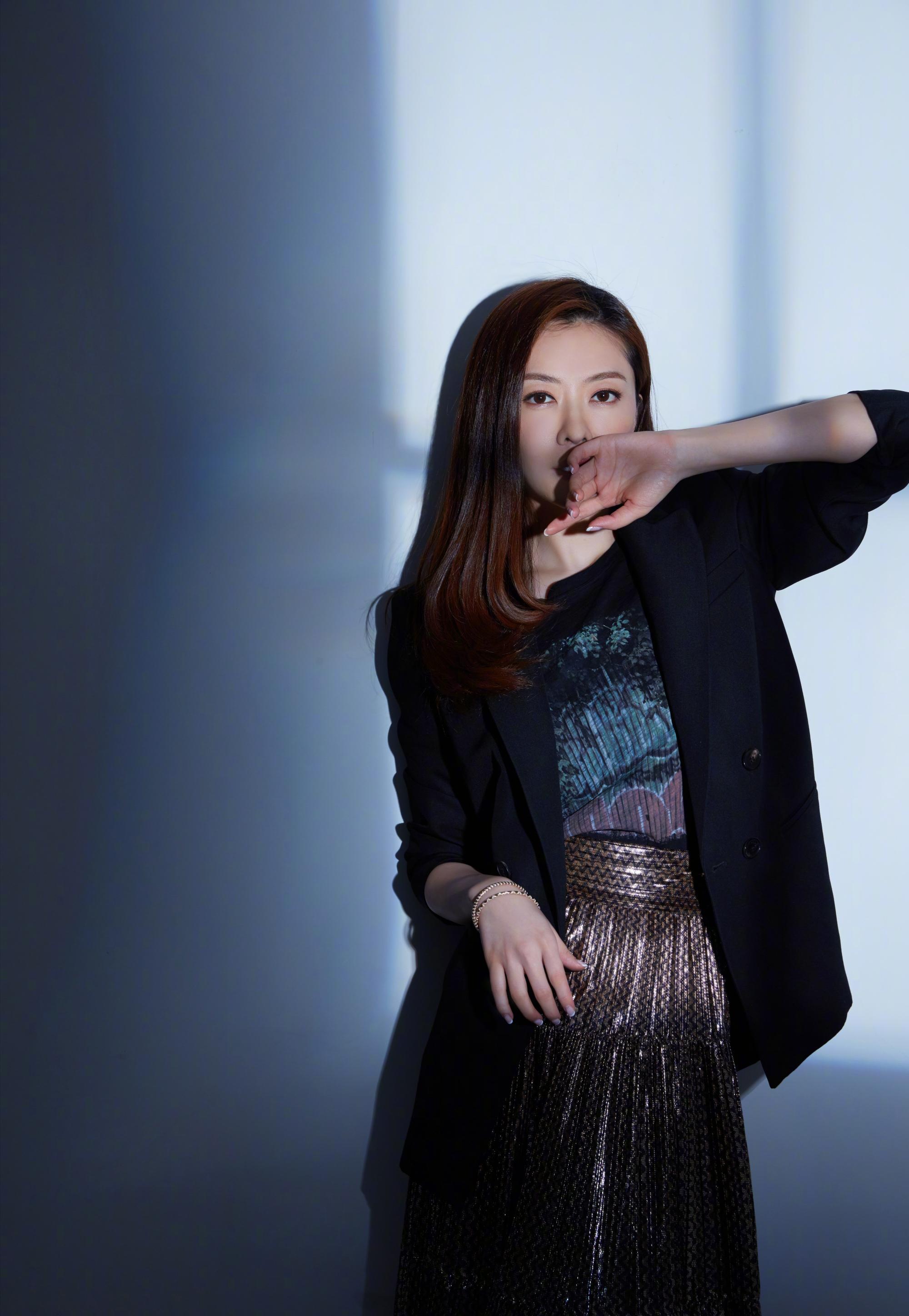 熊黛林穿白衬衫黑色背带裤,熊黛林露肩长裙大秀好身材