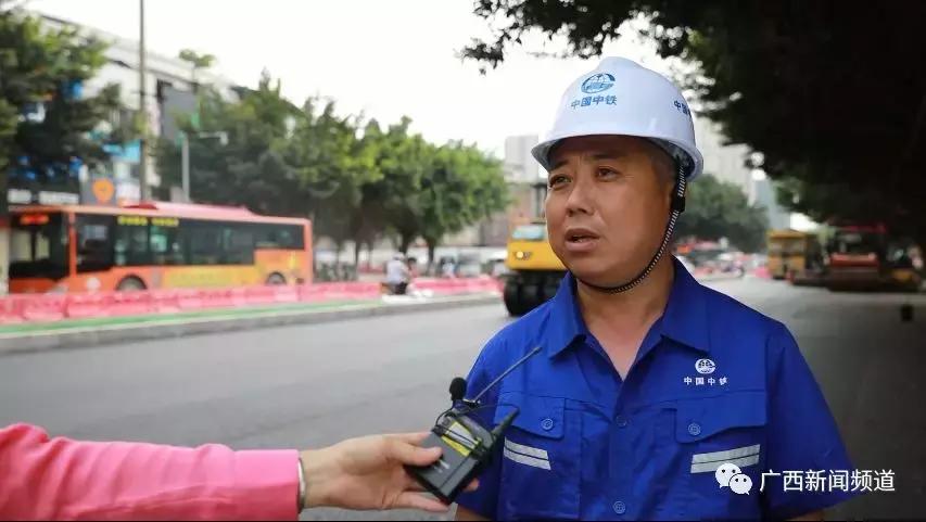 脚踩150℃!记者采访沥青路面铺设者时中暑晕倒