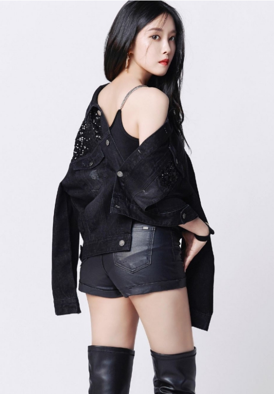 31岁的朴孝敏是韩版穿搭达人,朴孝敏nicebody黑色衣服