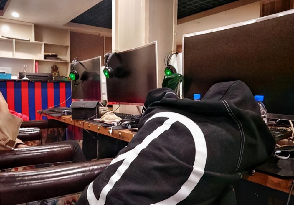 为什么网吧老板不会赶走蹭睡的人,网吧为啥老板从来不上网