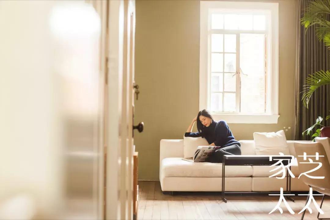 我和有钱人之间，就差一张白沙发了