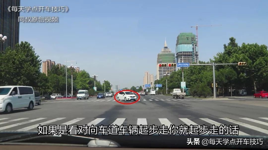 什么样右转路口容易闯红灯,交通标志在路口上怎么避免闯红灯