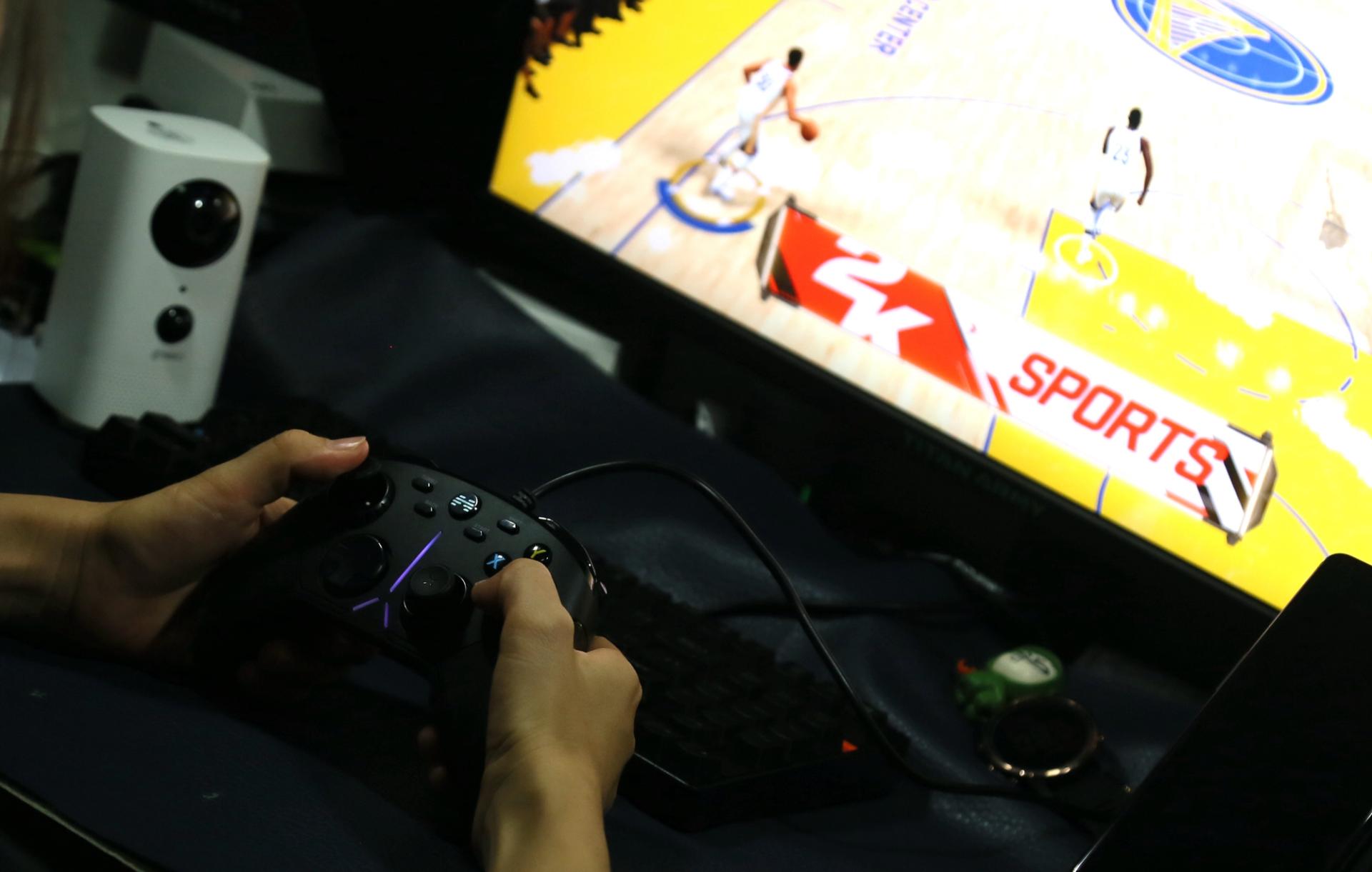 北通阿修罗3手柄玩神力科莎,北通阿修罗3游戏手柄无线版设置