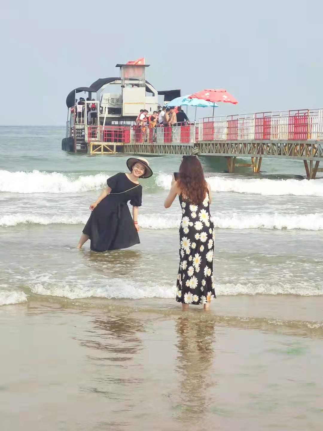 青岛金沙滩——亚洲第一滩，夏天人气火爆，美女扎堆，超级震撼