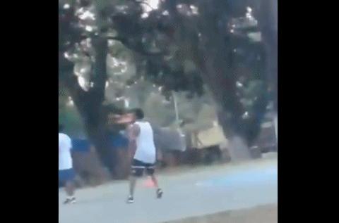 凭球技征服巴拉圭监狱，牛尾巴过掉议员，狱长为他助威