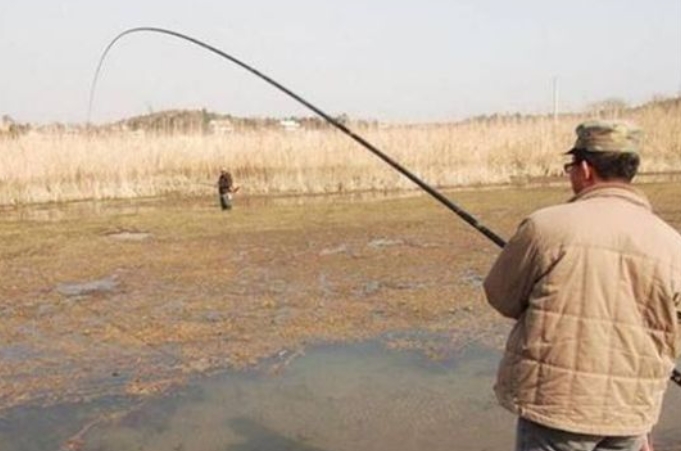 钓鲫鱼为啥总是钓翘嘴,为什么钓鲫鱼越钓口越乱