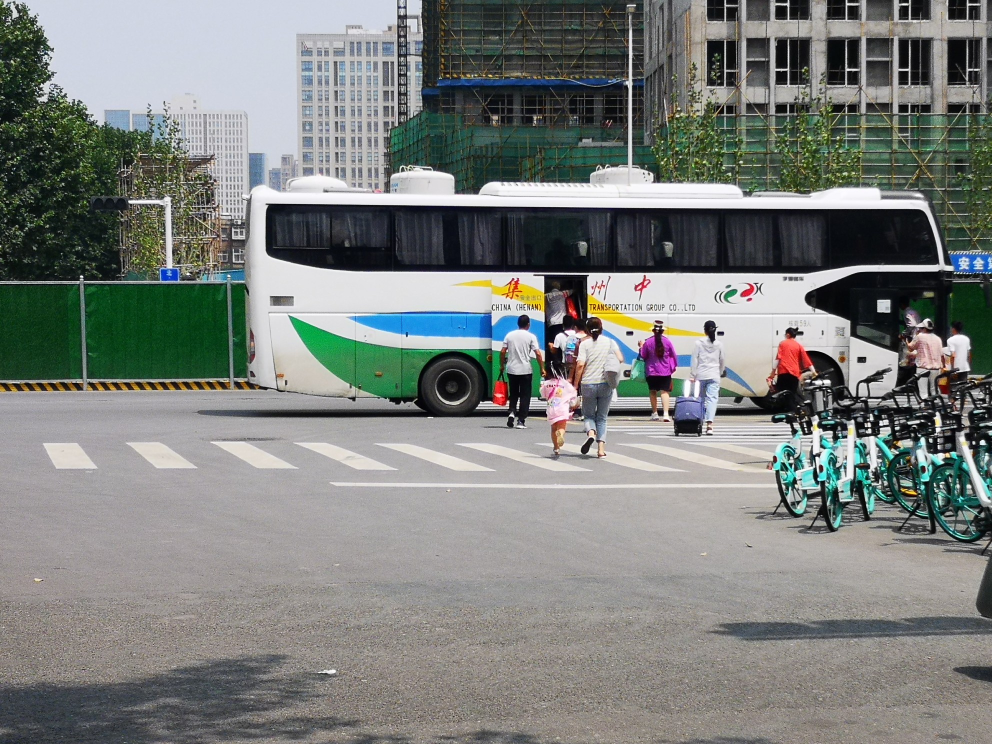 暗访郑州客运站,都市报道郑州大巴车站外揽客