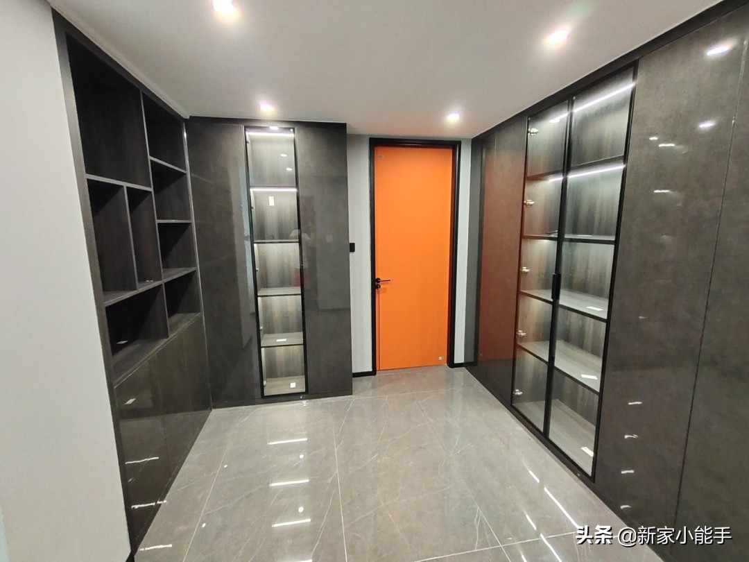 现在装修无主灯好看还是有灯好看,新式装修客厅无主灯