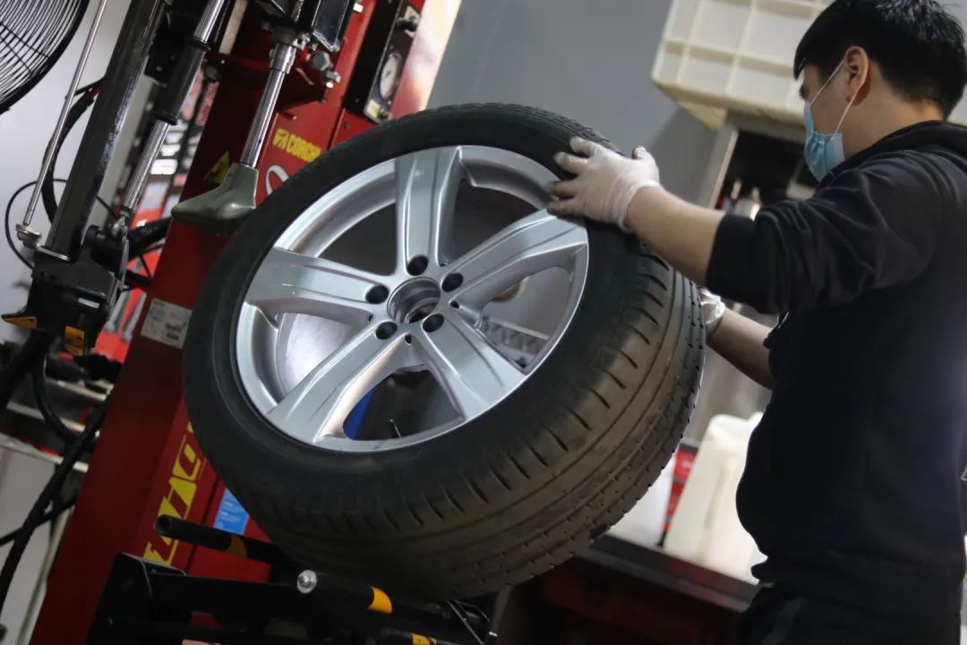 奔驰w221升级新款w222s450外观,老款奔驰w211e260翻新整备