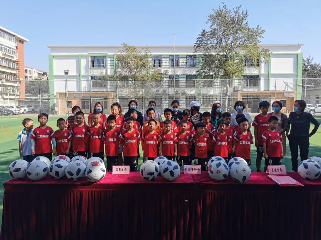 足球学校捐赠仪式新闻,足球公益活动进校园