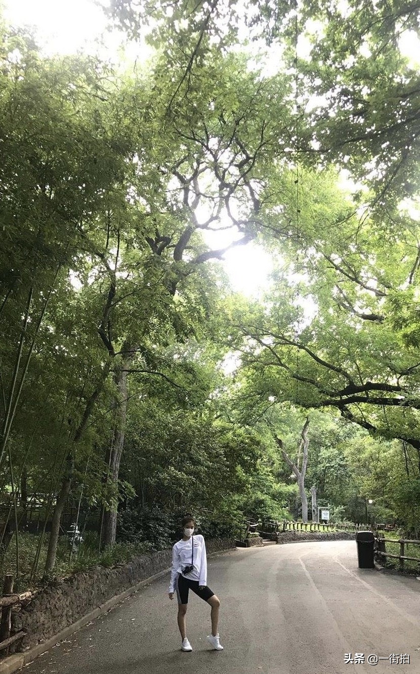 jennie白t黑长裤,jennie徒步穿搭