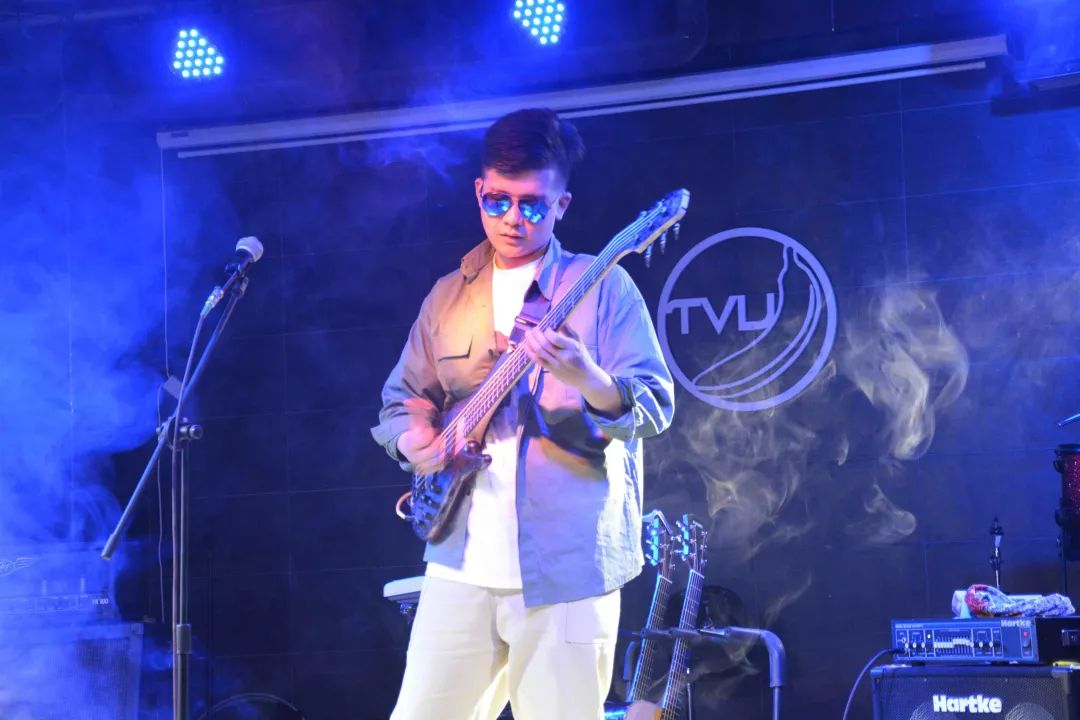 贝斯少年的逆袭路：曾被焦虑困扰曾是乐队配角