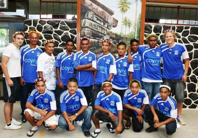 去执教世界上最差的国家队？两个足球爱好者的奇幻冒险之旅