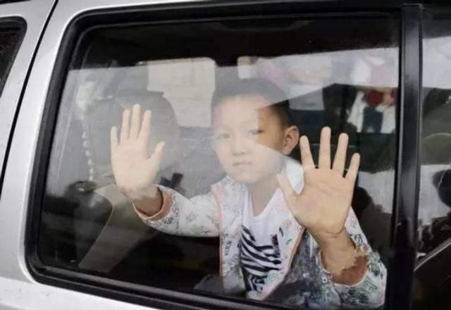 被锁在车里怎么办,有钥匙锁车里了怎么自救