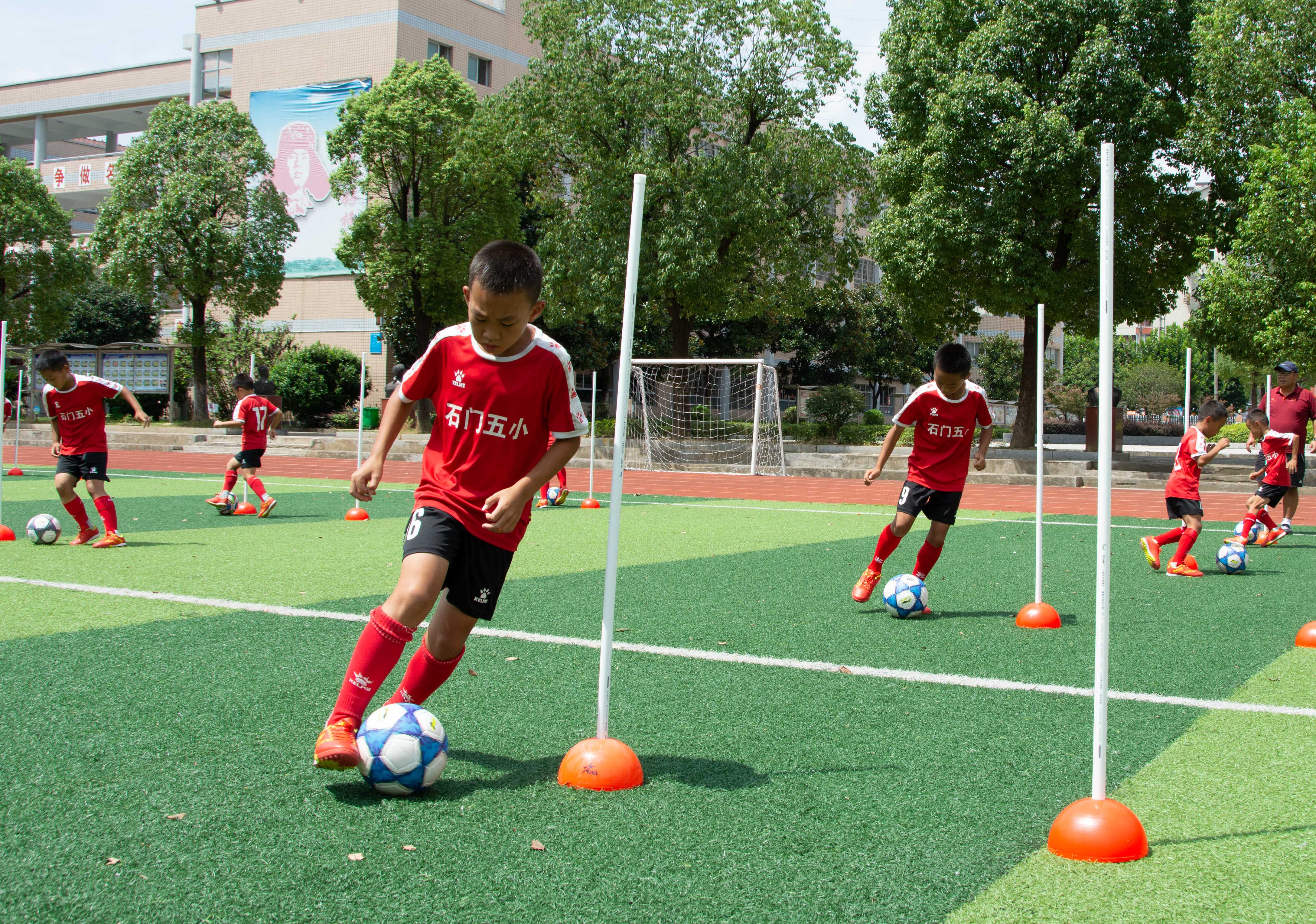 农村小学球队战胜专业足校，这群黝黑的农村娃才是国足的希望