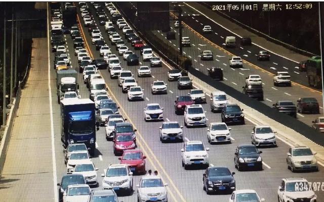 中国沙漠修公路发现一个村,中国花50亿买下沙漠在哪里