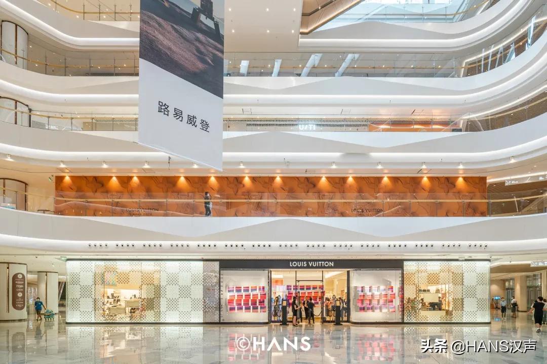 LV、DIOR、CELINE、LOEWE……武汉恒隆大牌全开，景甜都来逛